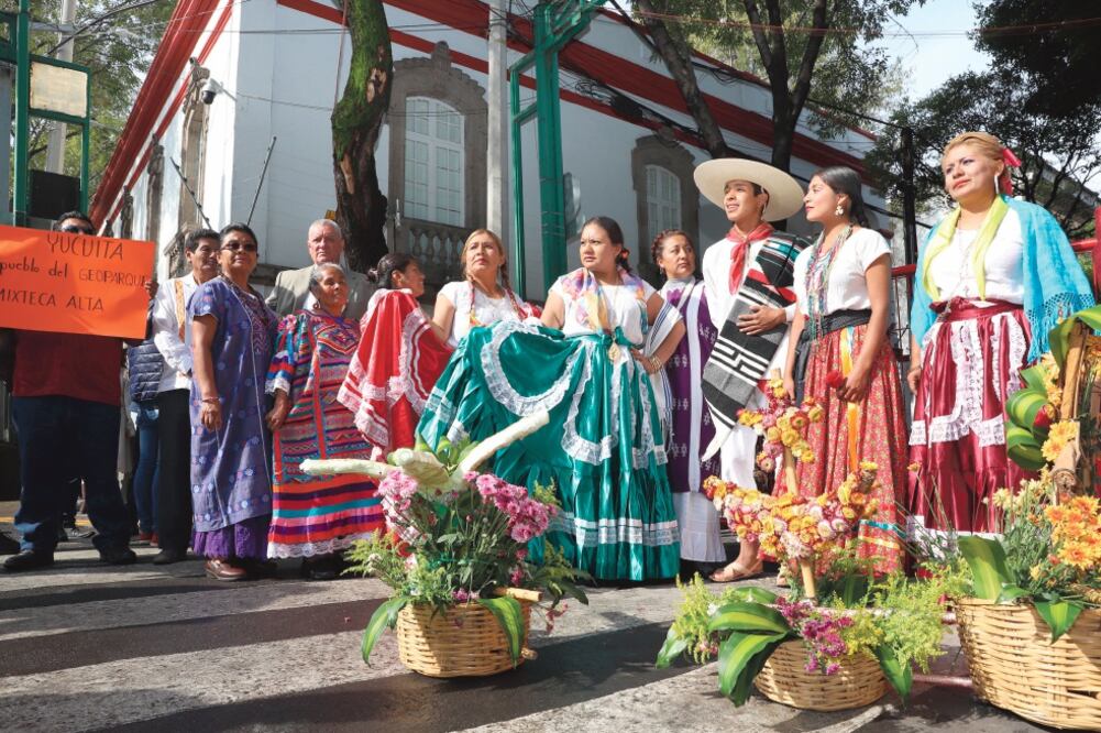 Los pobladores de Santo Domingo Yanhuitlán, Oaxaca, hicieron una rueda y comenzaron a bailar, mientras lanzaban porras al presidente electo. Foto: BERENICE FREGOSO. EL UNIVERSAL