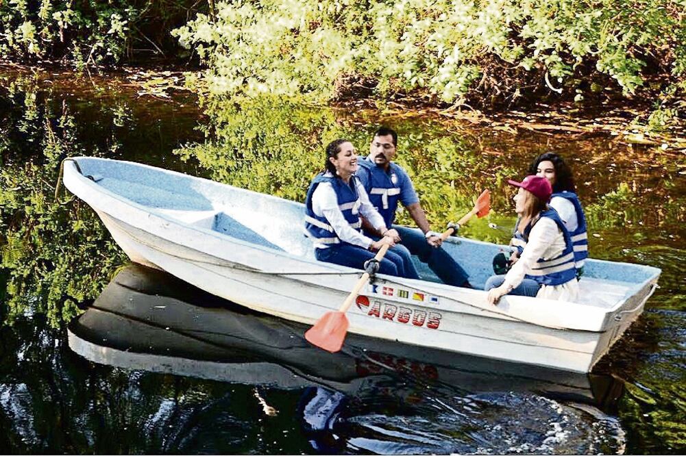 La abanderada de Juntos Haremos Historia, Claudia Sheinbaum, realizó un paseo en lancha por Canal Nacional, en Coyoacán. Foto: CORTESÍA