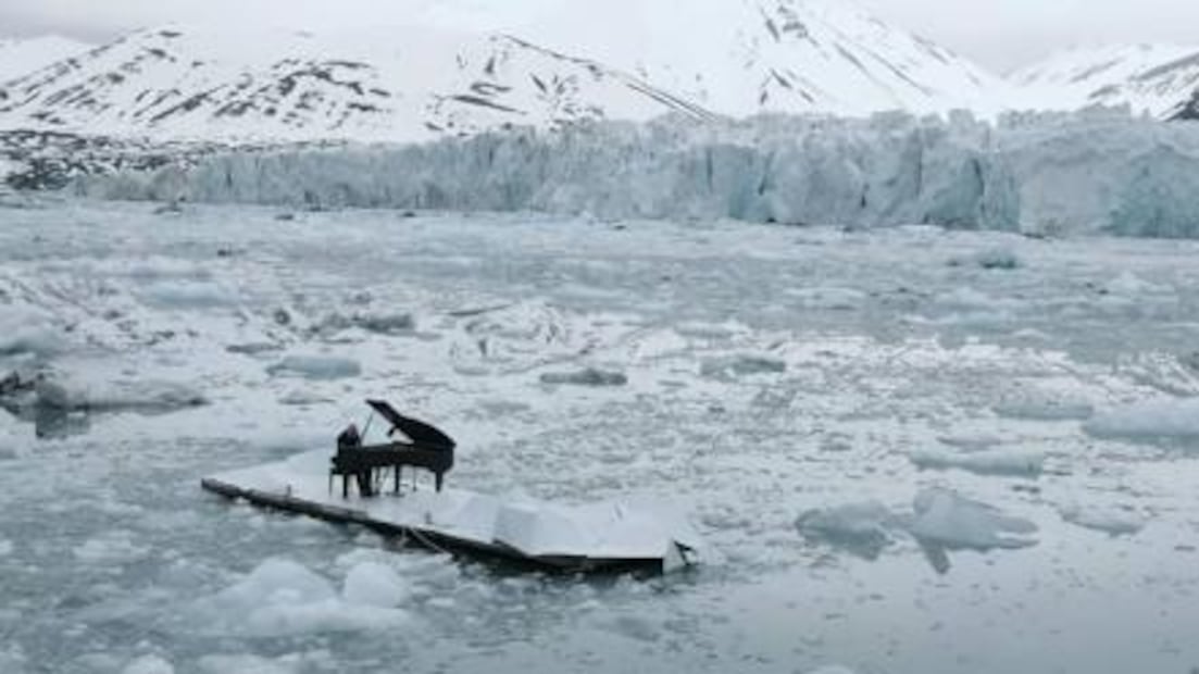 Famoso pianista toca entre icebergs para salvar el Ártico