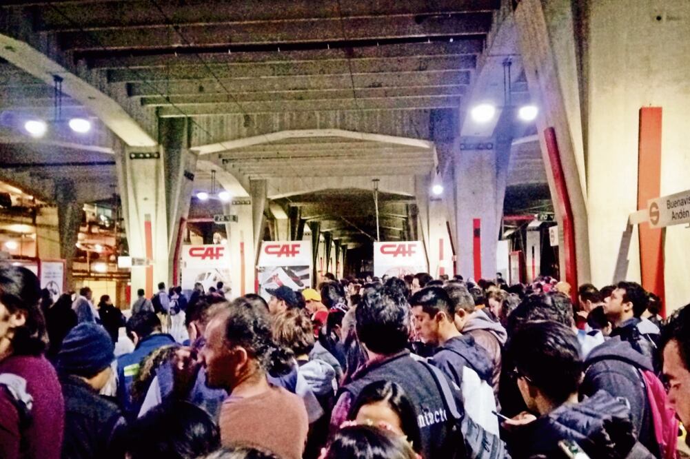 El recorrido del Suburbano se hace en 27 minutos, pero ayer a las ocho de la mañana se prolongó por la descompostura de un tren 