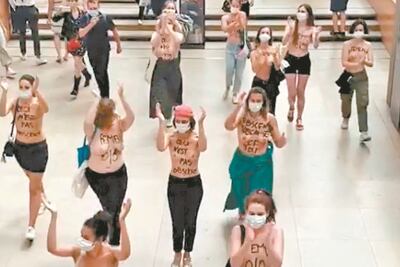 Protesta de Femen en Museo de Orsay por vetar a mujer