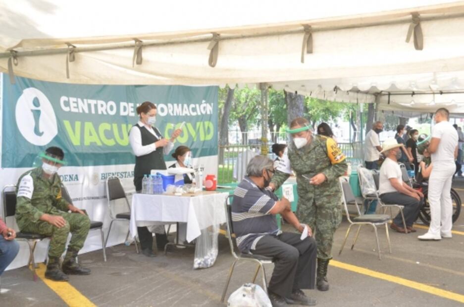 Tras un año de encierro, salen en Monterrey para recibir la vacuna