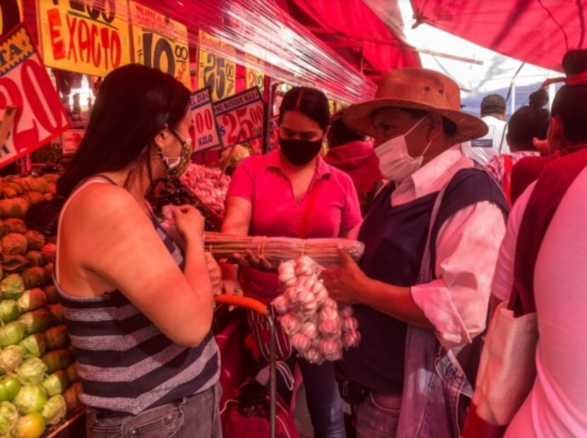 Multitudes en tiendas departamentales, la esfera Covid-19 y aplicación de pruebas rápidas, entre las fotos de la semana
