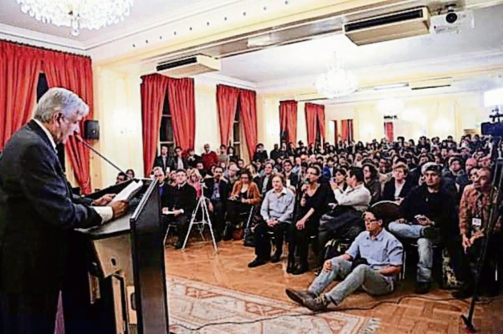 Andrés Manuel López Obrador ofreció la conferencia El renacimiento de México, en la casa de América Latina en París, el pasado 16 de octubre (FOTO TOMADA DE FACEBOOK)