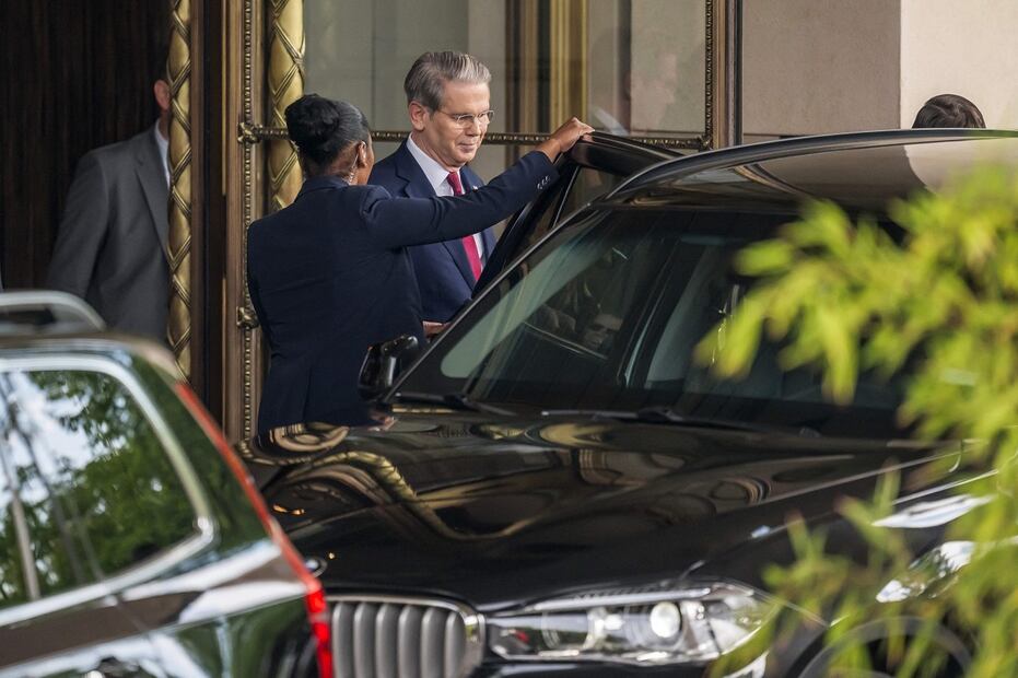 El secretario del Tesoro de Estados Unidos, Scott Bessent, sale de su hotel para reunirse con funcionarios chinos sobre aranceles en Ginebra. Foto: AFP