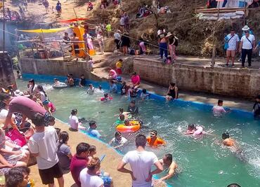 Sábado de Gloria: Miles de personas abarrotan balnearios del Edomex; buscan "echarse un chapuzón" y no ser sancionados por desperdiciar agua