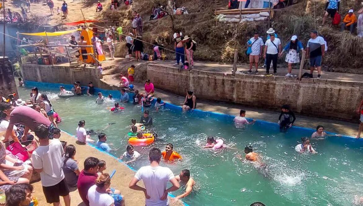 Miles de mexiquenses abarrotaron este Sábado de Gloria algunas zonas con albercas públicas y balnearios privados en el Estado de México. (Foto: especial)