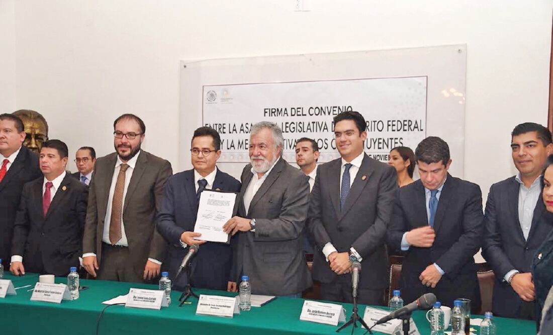 El presidente de la Mesa Directiva, Leonel Luna Estrada, y su homólogo de la Constituyente, Alejandro Encinas, firmaron un convenio de apoyo económico para la realización de la Carta Magna de la Ciudad de México. (FOTO: DIANA VILLAVICENCIO. EL UNIVERSAL)