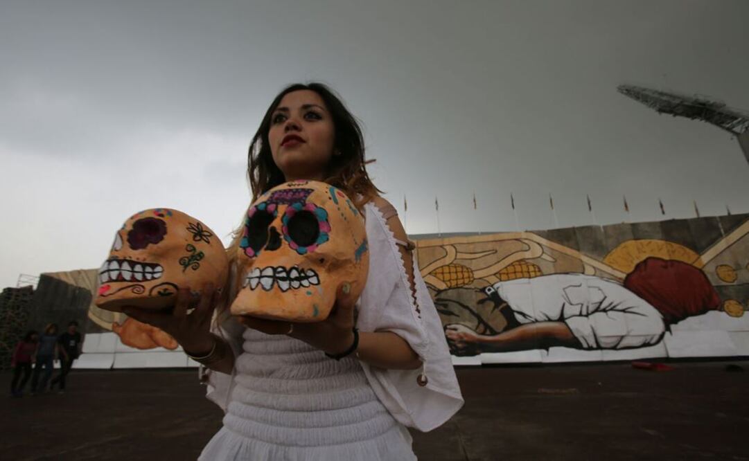 Instalan ofrendas en estadio Olímpico Universitario