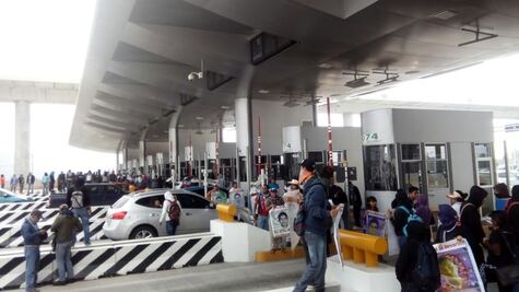 Padres de los 43 toman caseta de Tlalpan en la México-Cuernavaca