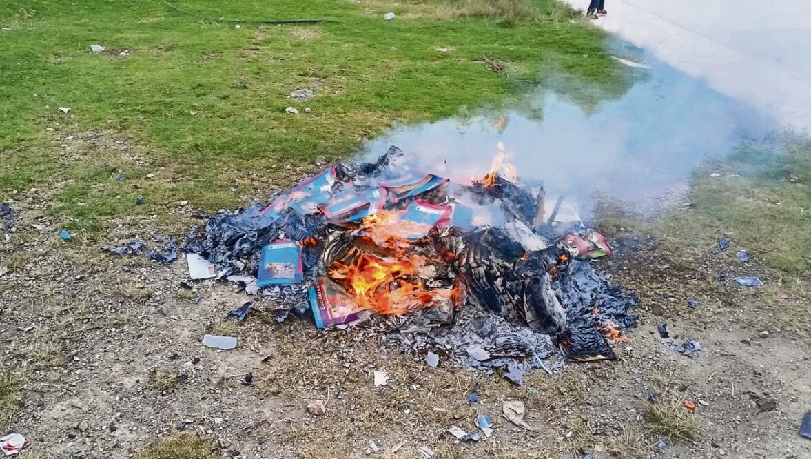 Detienen a exalcalde  por quema de libros