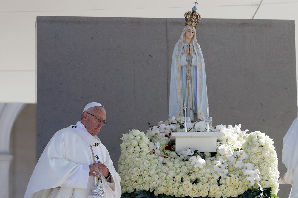 El papa Francisco con la imágen de la Virgen de Fátima. (AP)