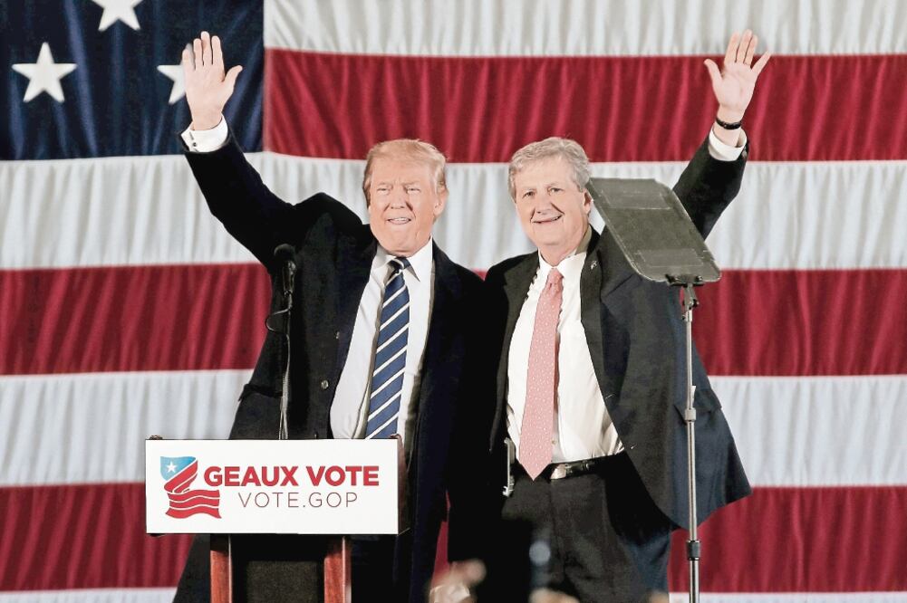 El presidente electo de EU, Donald Trump, hizo ayer campaña con el candidato al Senado John Kennedy, en Louisiana. Kennedy se enfrenta hoy al demócrata Foster Campbell por un escaño vacante en el Senado federal (MIKE SEGAR. REUTERS)