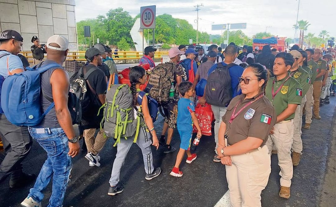 Al pasar por el punto de revisión migratoria del poblado de Álvaro Obregón, personal del INM y la Guardia Nacional se formó en fila; uno de ellos les pedía detenerse. Foto: María de Jesús Peters / EL UNIVERSAL