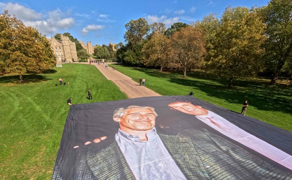 Un grupo anti-Trump proyecta sobre el castillo de Windsor fotos relacionadas con el caso Epstein. Foto: AFP