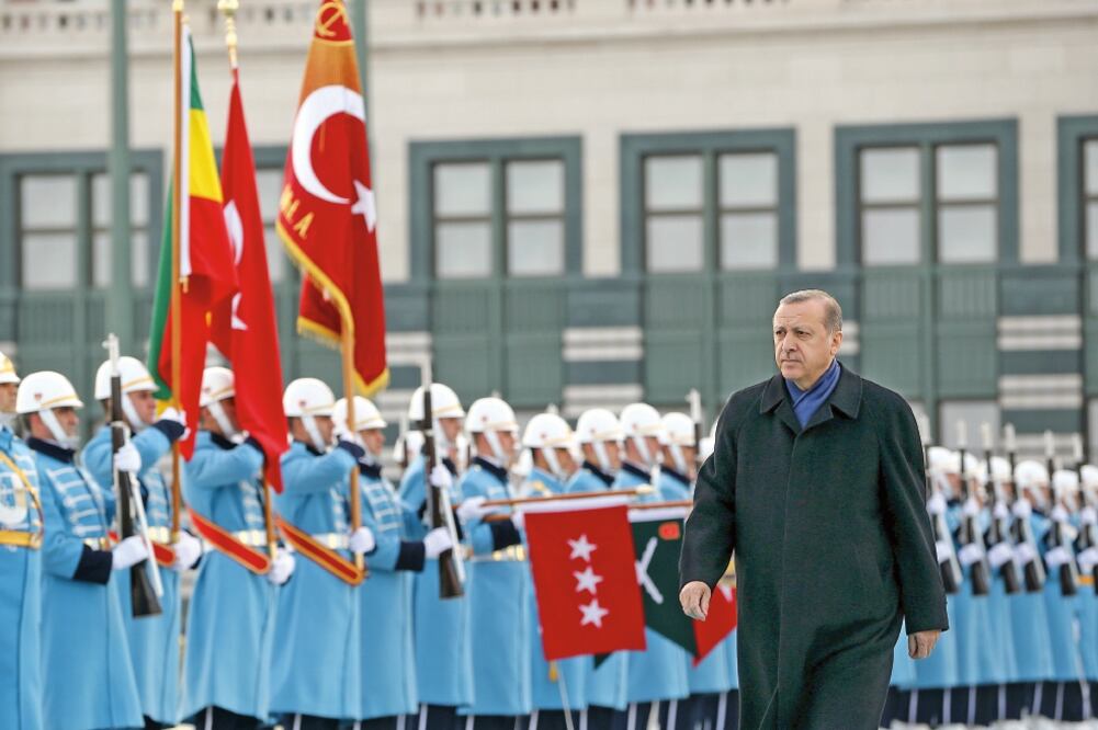 El presidente turco, Tayyip Erdogan, ayer al revisar a sus tropas en el Palacio Presidencial en Ankara (KAYHAN OZER. REUTERS)