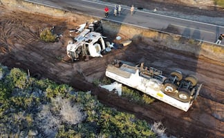 Cierran carretera en BCS por volcadura de pipa con combustible; cuerpos de emergencia realizaron labores de contención y limpieza 