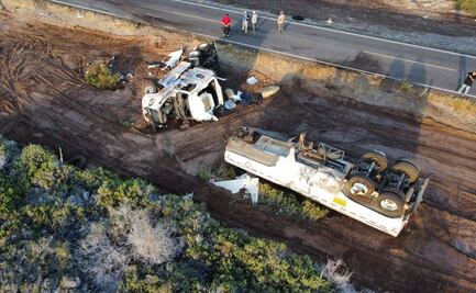 Cierran carretera en BCS por volcadura de pipa con combustible; cuerpos de emergencia realizaron labores de contención y limpieza 