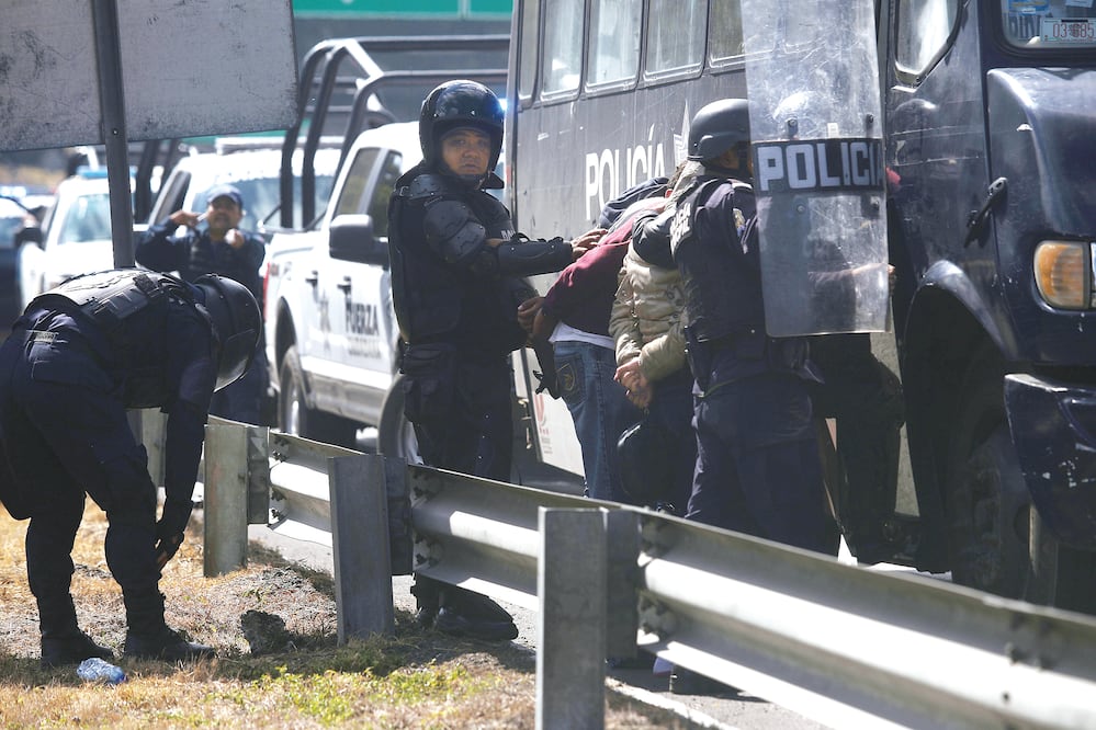 Desde las primeras horas del día, 52 normalistas fueron detenidos por apoderarse de tres autobuses y de vehículos de empresas particulares; en este grupo había 30 hombres y 22 mujeres, precisó el gobernador Silvano Aureoles (ARMANDO SOLÍS. EL UNIVERSAL)