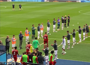 El pasillo que realizó el Manchester City al Liverpool