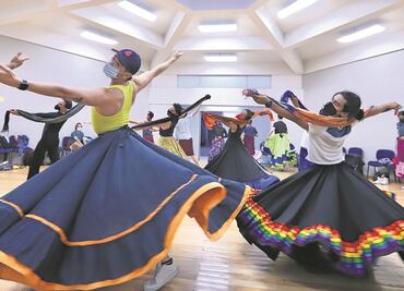 Con danza folclórica y música de mariachi luchan contra la homofobia