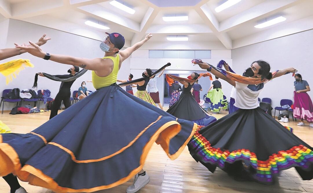 Con danza folclórica y música de mariachi luchan contra la homofobia