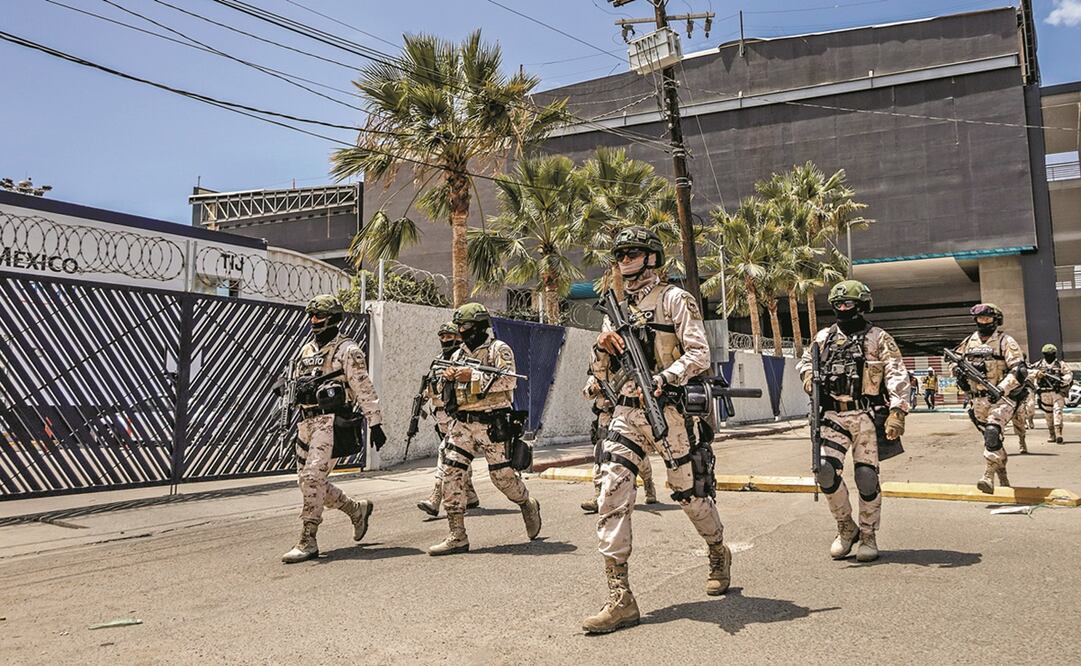 Soldados mexicanos fueron desplegados en Tijuana, Baja California, tras la jornada de violencia que sufrió el estado, adjudicada al Cártel Jalisco Nueva Generación.