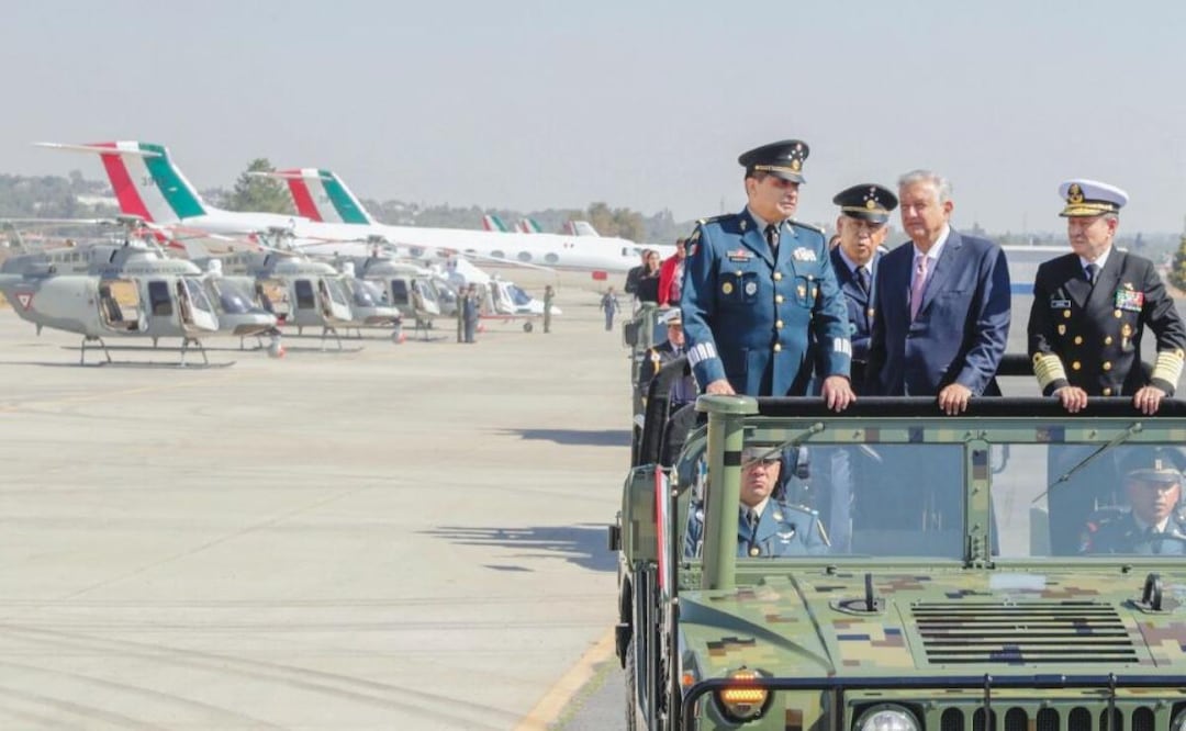 El expresidente Andrés Manuel López Obrador, flanqueado por los titulares de la Defensa Nacional, Luis Cresencio Sandoval (izq.), y de Marina, José Rafael Ojeda, en Santa Lucía, donde promovió la venta de aeronaves del gobierno federal. Foto: Luis Cortés / EL UNIVERSAL