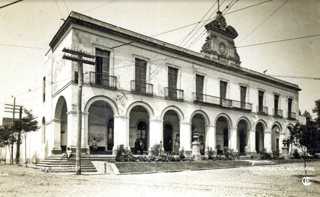 Una tarjeta postal de los años veinte en la que se aprecia el antiguo Palacio Municipal de San Ángel. Este inmueble fue demolido tiempo después y sustituido por uno más moderno, que ahora ocupa el Centro Cultural San Ángel. Imagen: Col. Villasana-Torres