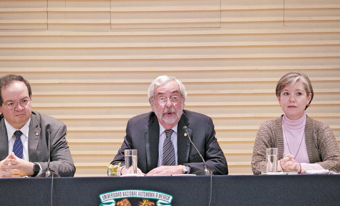 El rector de la UNAM, Enrique Graue (centro), afirmó que revisó el pliego petitorio, y las solicitudes son aceptables, por lo que él firmará la respuesta. GERMÁN ESPINOSA. ELUNIVERSAL