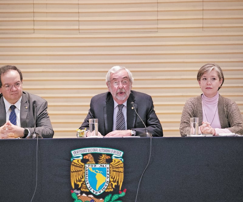 El rector de la UNAM, Enrique Graue (centro), afirmó que revisó el pliego petitorio, y las solicitudes son aceptables, por lo que él firmará la respuesta. GERMÁN ESPINOSA. ELUNIVERSAL
