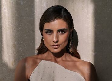 Aislinn Derbez luce vestido con impactante corset en los Premios Platino 2025