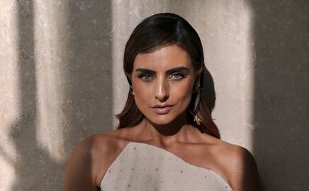 Aislinn Derbez luce vestido con impactante corset en los Premios Platino 2025