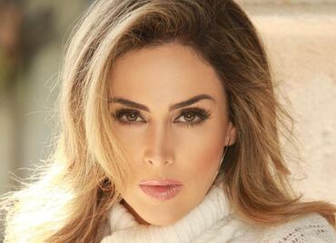 Como una Barbie, Jacky Bracamontes brilla en ajustado vestido rosa