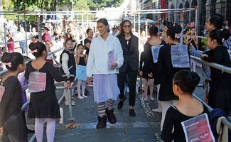 Megaclase de danza hace vibrar el Zócalo