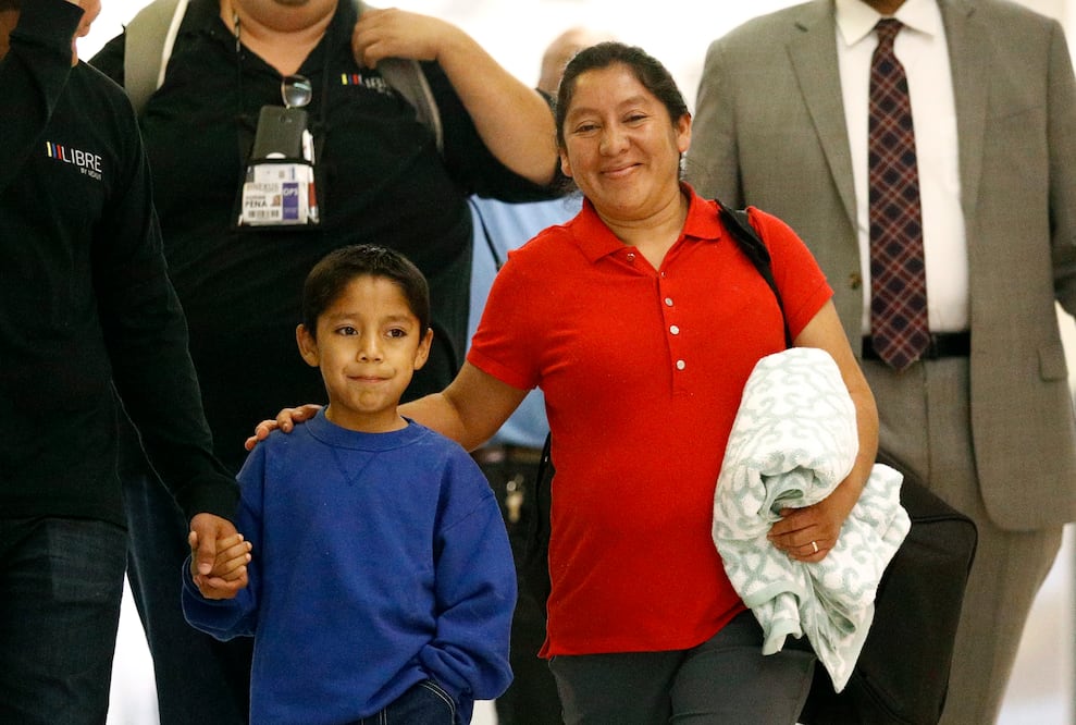 Darwin Micheal Mejia, y su madre Beata Mariana de Jesus (Foto: AP)