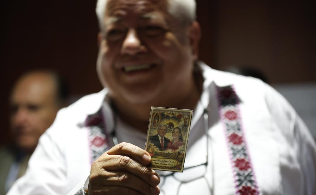 Senador Manuel Rafael Huerta con estampa religiosa de Claudia Sheinbaum y López Obrador. 24 de marzo de 2026. Foto: Diego Simón Sánchez.