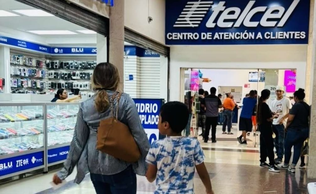 Usuarios de Telcel con números telefónicos cuya terminación es cero comenzaron a hacer filas desde temprana hora en las diversas sucursales del estado para recuperar el servicio. | Foto: Especial.