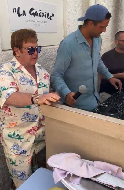 Llaman "tía" a Elton John por su estrafalario look