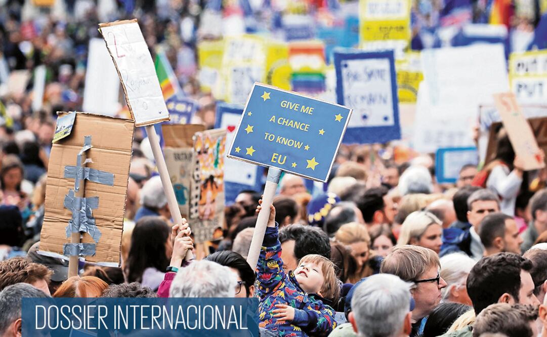 Centenares de miles de británicos salieron ayer a las calles para reclamar un nuevo referéndum sobre el Brexit, en Londres. HENRY NICHOLLS. REUTERS