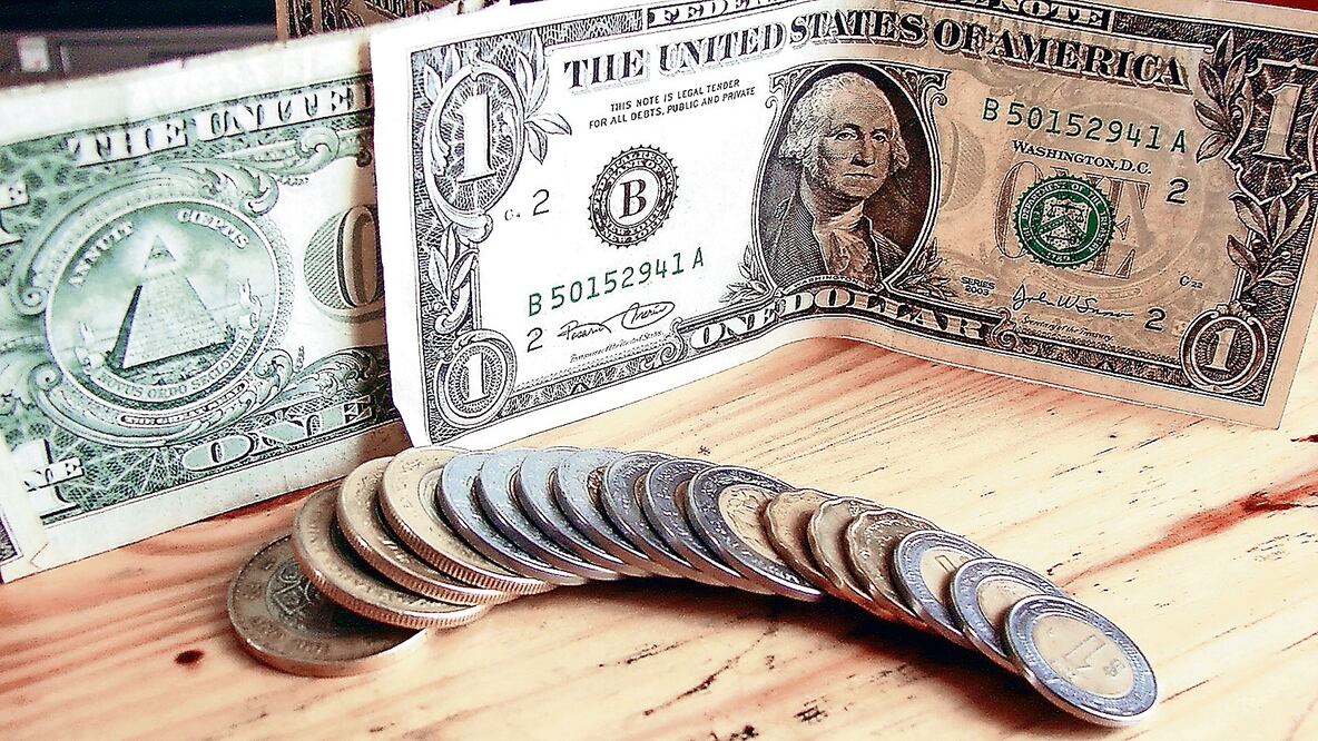 Cierra dólar en $19.10 en bancos