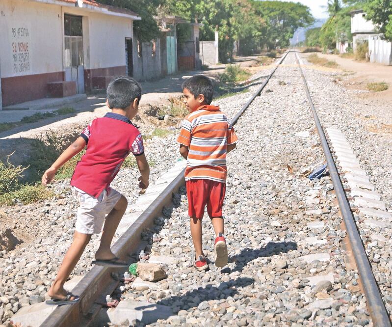 A una cuadra de la entrada principal al fraccionamiento La Noria se observan las nuevas estructuras de las vías del tren por las que pasará el Transístmico. Foto: ARCHIVO EL UNIVERSAL