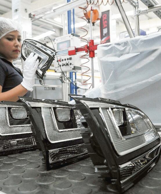 El ministro de Comercio de Ghana reconoció que México es uno de los principales productores de autopartes en el mundo. ARCHIVO EL UNIVERSAL