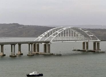 Ucrania asesta golpe estratégico a Rusia: lanza ataque submarino con explosivos contra puente de Crimea; la vía une al país con la península anexionada por Moscú