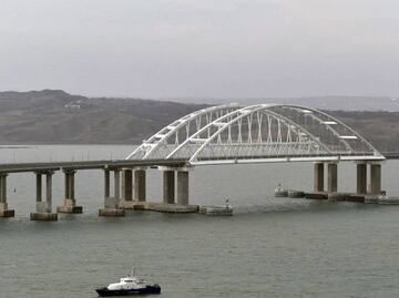 Ucrania asesta golpe estratégico a Rusia: lanza ataque submarino con explosivos contra puente de Crimea; la vía une al país con la península anexionada por Moscú