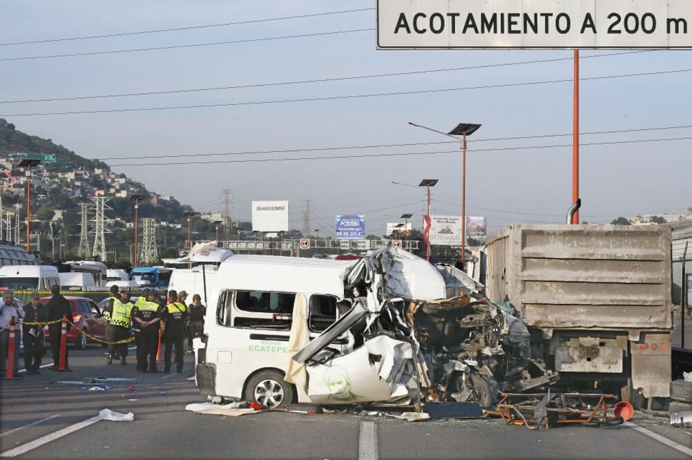 El viernes, uno vehículo del transporte público colisionó con un tracto camión que estaba estacionado sobre el acotamiento (ARCHIVO EL UNIVERSAL)