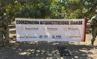 Fuerzas federales aseguran armas de fuego y dos mil cartuchos en Sinaloa; desmantelan campamento improvisado usado por grupos delictivos