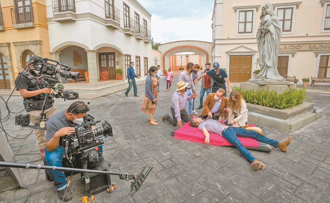 Cada día los escenarios son transformados según los requerimientos de la historia. Producción y actores han seguido estrictos protocolos de sanidad para las grabaciones de la telenovela. Foto: TELEVISA