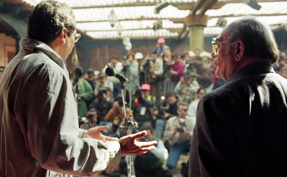 Manuel Camacho Solís y Samuel Ruíz en una conferencia de negociaciones de paz con el EZLN. El ex presidenciable ganó gran popularidad con su desempeño, pues demostró verdadera empatía con los indígenas perjudicados por la disparidad social. Foto: Alfonso Murillo/Archivo EL UNIVERSAL.