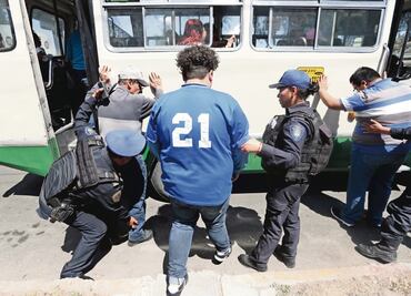 Operativo de policías en microbuses avanza